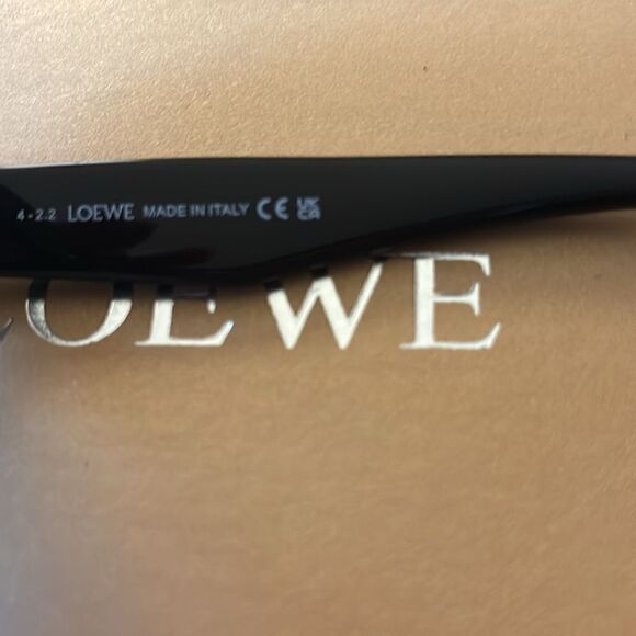 Loewe Paula Ibiza Flower
Shaped Sunglasses in Black / New in Box and Case - Picture 9 of 10